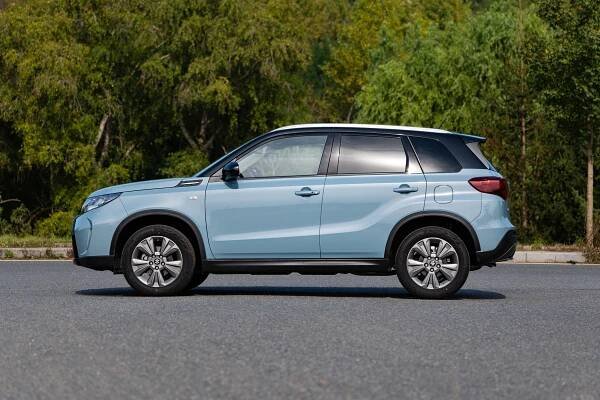 Suzuki Vitara je i po devíti letech a druhé modernizaci příjemným autem ze staré školy. A za rozumné peníze