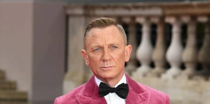 Daniel Craig vynesl sako ze stejné látky na premiéře v roce 2021.