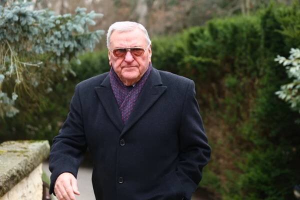 FOTO: Rodina a přátele přišli dát poslední sbohem tragicky zesnulému herci Pavlu Vondrovi. – stránka 63