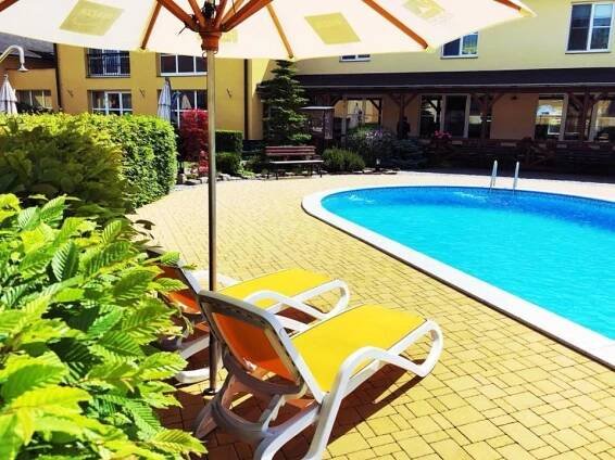 Bazén v ubytování Hotel Za Vodou nebo v jeho okolí