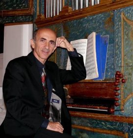 Basilio Timpanaro, clavicembalista, organista, fortepianista . Titolare della cattedra di Clavicembalo e tastiere storiche