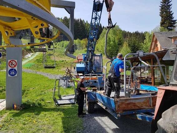 demontáž sedaček původní lanovky / Foto : Ski areál Myšák 03.05.2018