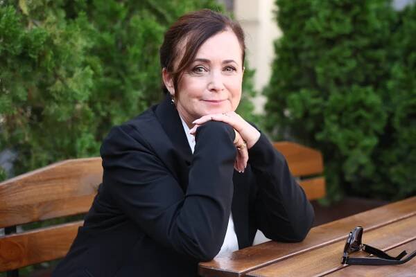 Charismatická a neuvěřitelně krásná brunetka. Oblíbená Arabela v novém seriálu odzbrojila i svou mladou seriálovou dceru