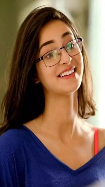 Shradha Kapoor, Ananya Panday, Kareena Kapoor Khan - Bollywood divas who aced nerdy vibe