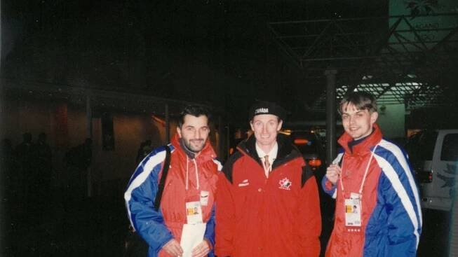 ZOH Nagano,  po zápase s Kanadou,  zleva Miroslav Augustin,  hokejista Wayne Gretzky a Petr Souček,  20. února 1998 | foto: Archiv Českého rozhlasu
