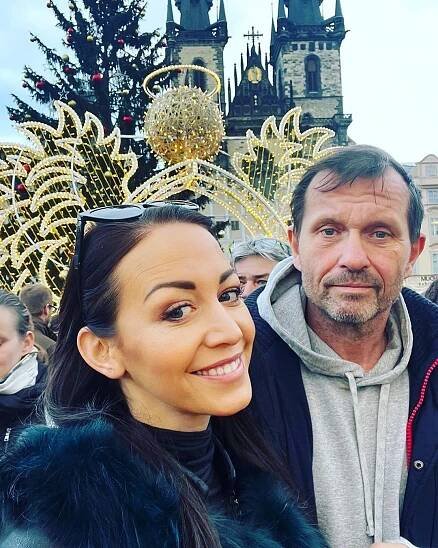 Agáta se pochlubila těhotenským bříškem i svým Grinchem. Jaromír Soukup se na fotce tvářil hodně nezvykle