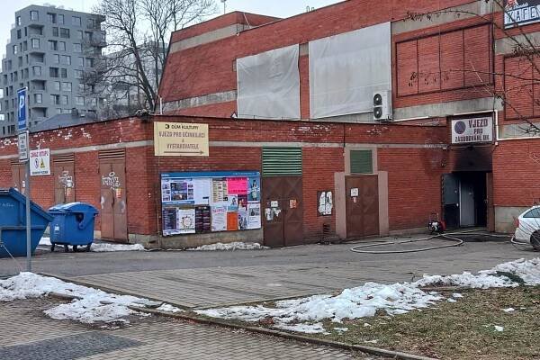 V libereckém Domě kultury hořelo ve skladu. Budova je silně zakouřená