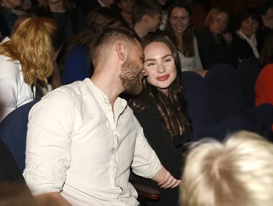 Nejen zamilovaný Vincent se svou krásnou přítelkyní. Něžnostem se na premiéře nebránila ani Veronika Žilková s Pepou