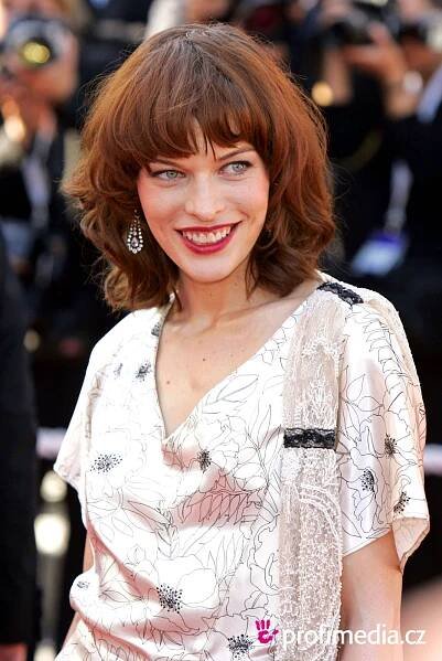 Milla Jovovich - celebrity účes - HappyHair