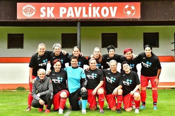 Alžběta Brabcová (dole druhá zprava) a její SK Pavlíkov