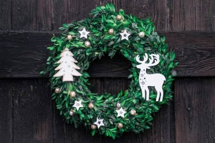 Jak vyrobit vánoční věnec na dveře - Kurzy a zážitky online