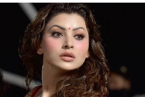Urvashi Rautela Breaking the Internet in Hot Red Saree