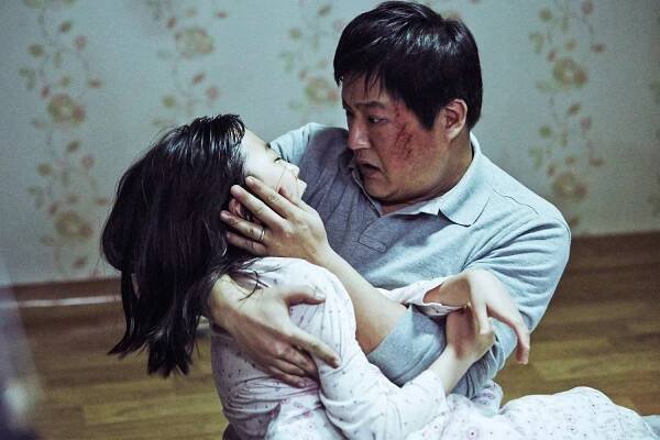 Kim Hwan-hee as Hyo-jin and Kwak Do-won as Jong-goo in 'The Wailing'