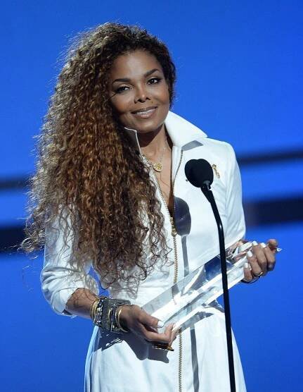 Vážně má padesátku za rohem? Nestárnoucí Janet Jackson převzala cenu v záplavě kudrlinek