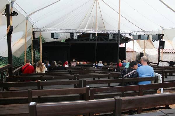 PODÍVEJTE SE: Za divadlem na Nový Svět se můžete vypravit až do poloviny září