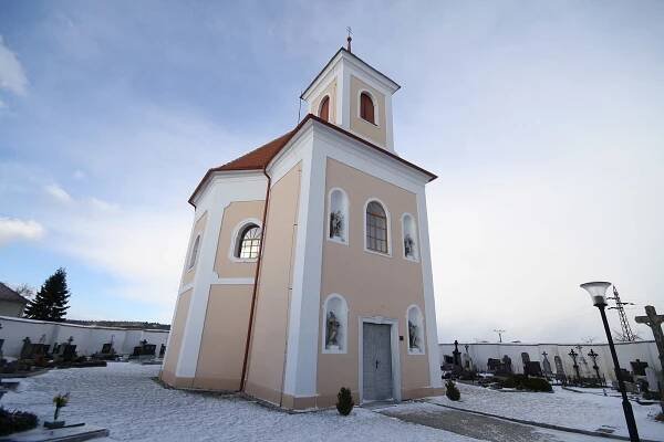 Soubor:Winter overview of Church of Fourteen Holy Helpers in Radkovice u Hrotovic, Třebíč District.JPG – Wikipedie