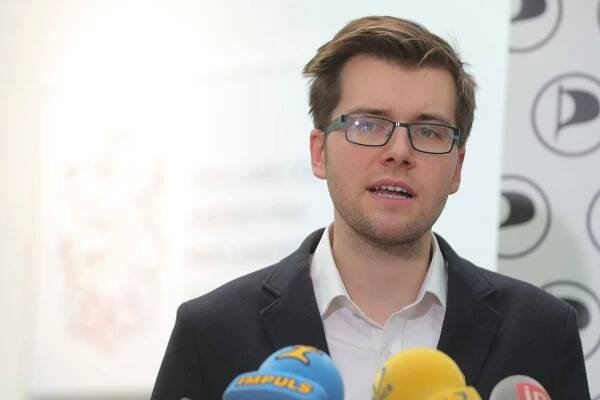 Michálek: Turisté dělají ostudu v převlecích za dilda, omezme Airbnb! A rýpnul si do Pospíšila
