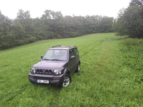 Suzuki Jimny je parťák pro cesty i necesty. Je vysazený na zdolávání „kozích“ stezek, i když bourat byste v něm nechtěli. Jak jezdí coby ojetina?