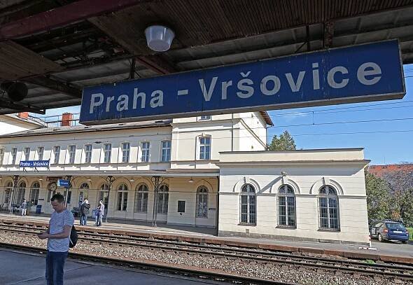 Konec absurdního přecházení? Vršovické nádraží bude mít provizorní lávku