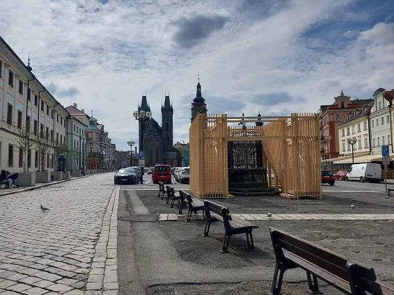 Umělecká instalace na Velkém náměstí.