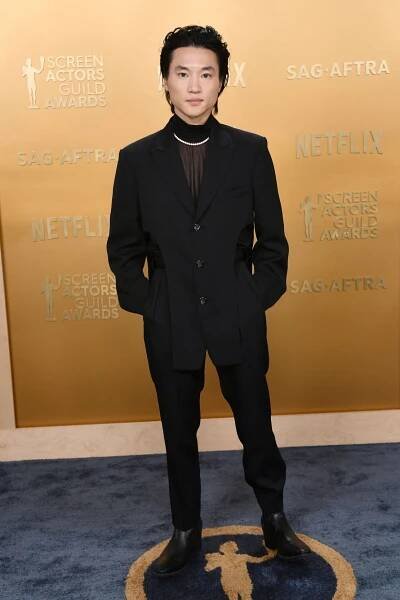 Hiroto Kanai brought his all-black ensemble to life with a pearl necklace.