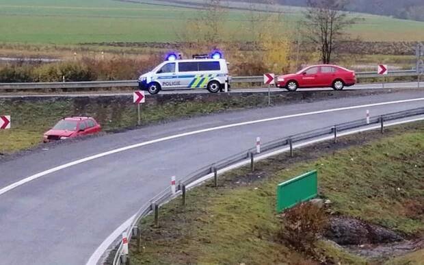 AKTUÁLNĚ: Havárie u Trianglu, auto vylétlo ze silnice a skončilo v příkopu