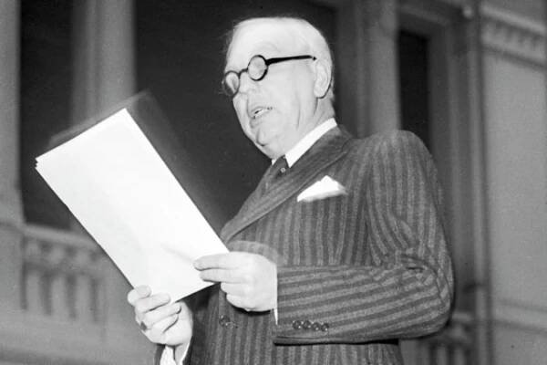 Herec Rudolf Deyl st. při projevu během tryzny za houslistu Jana Kubelíka ve Smetanově síni Obecního domu 25. ledna 1941 | foto: ČTK