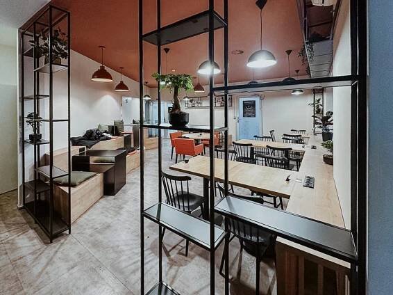 Interiér kavárny Cafedu v Praze – ATYP FURNITURE, s.r.o.