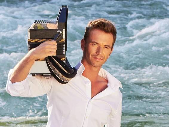 Florian Silbereisen früher und heute: Vom Volksmusikanten zum "Traumschiff"-Kapitän