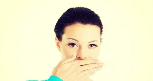 Máte stále popraskané koutky úst? Může jít o skrytou infekci