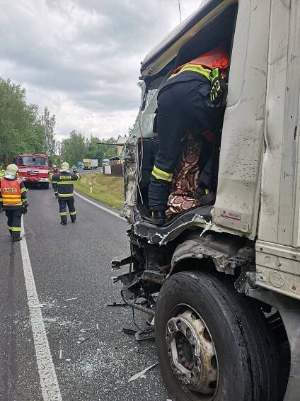 U dopravní nehody dvou nákladních automobilů dnes zasahovali… | POŽÁRY.cz - ohnisko žhavých zpráv | hasiči aktuálně