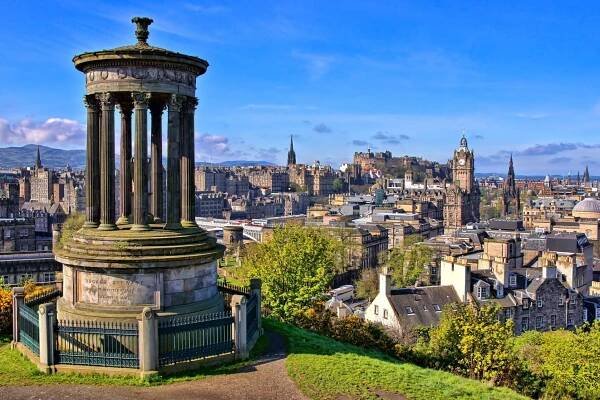 Letecký pohled na historické centrum Edinburghu | jenifoto/123RF.com