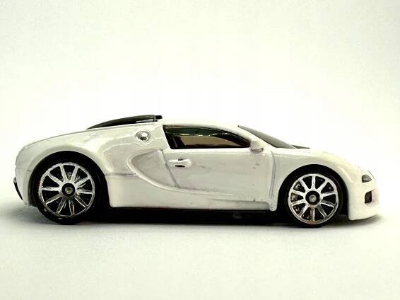 Bugatti Veyron HNT17, Hot Wheels, autíčko resorak, 1:64, bílá barva Model Bugatti Veyron