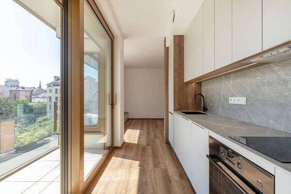 Pronájem luxusního bytu 1+kk s balkonem a garážovým stáním – - Brno