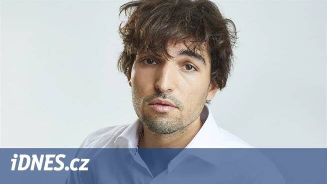 VIDEO: Muzikant Jordan Haj se ve Varech opět líbal s mužem - iDNES.cz