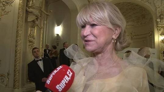 Trapas, nebo přednost? Objevitelka Herzigové, Němcové a Krainové vyrazila na honosný ples ve svých svatebkách - Super.cz