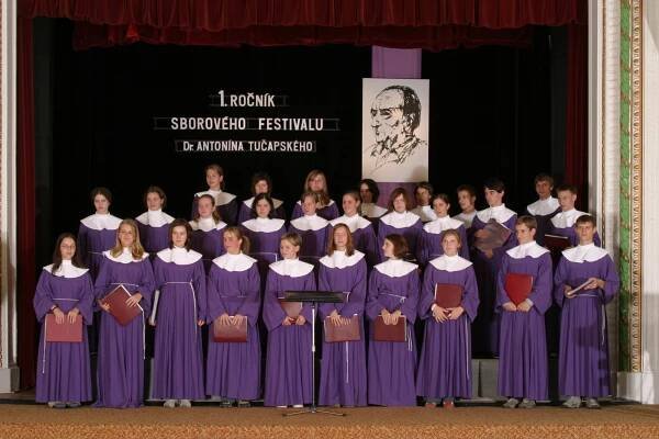 Smíšený pěvecký sbor AVE — Festival Dr. Antonína Tučapského — Vyškov 24. 9. 2005