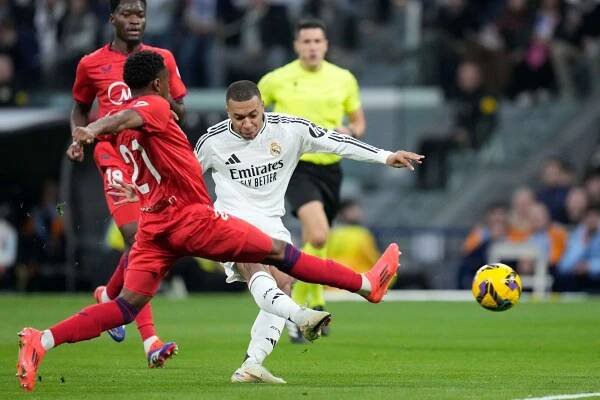Real Madrid přestřílel Sevillu a dostal se na druhé místo před Barcelonu