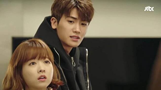 Park Bo-young and Park Hyung-sik in Him-ssen yeo-ja Do Bong-soon (2017)