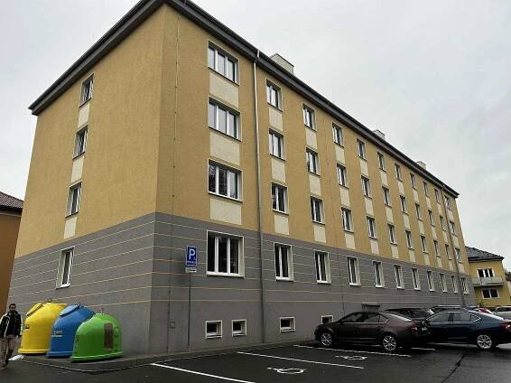 Představení nových bytů, které vznikly v bývalé vojenské ubytovně v Klatovech.