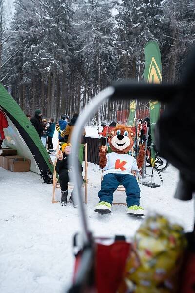 FOTO: Ski areál Ještěd zahájil slavnostně sezónu, láká i na noční lyžování