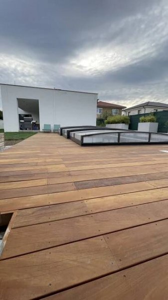 Drevená terasa okolo bazénu z exotickej dreviny Garapa - Wood Garden