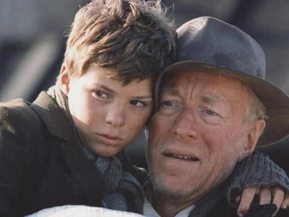 Walter and Carlo - up on daddy's hat | Danish Film Institute