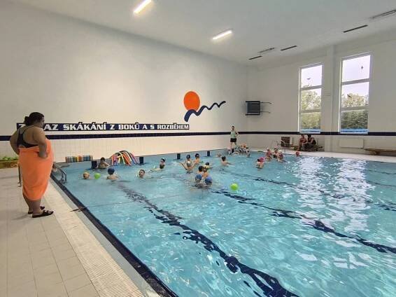 ŽRALOCI Z PRVNÍCH TŘÍD ZAÚTOČILI NA BAZÉN V BŘIDLIČNÉ! 🏊‍♂️🏊‍♀️ - Základní škola Bruntál, Okružní 38, příspěvková organizace