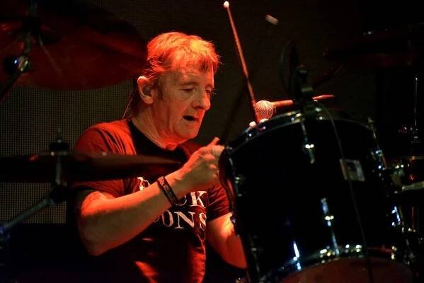 Bývalý bubeník AC/DC Phil Rudd řádil v Praze, kde zahájil své české turné