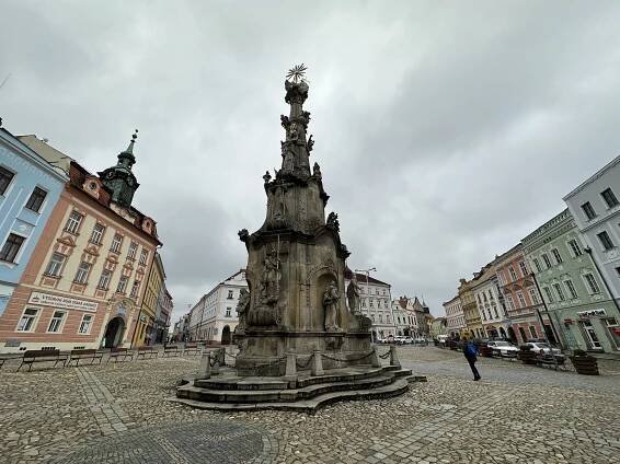 Morový sloup na náměstí Míru prochází průzkumem. Město se bojí o jeho stav
