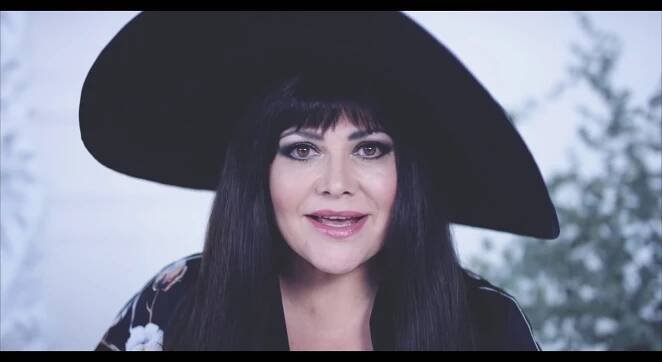 Ilona Csáková - Abych byla IN (Official Video)