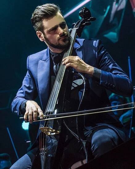 Milan 30.03.17 Stjepan Hauser (@stjepanhauser) su Instagram: "#music #passion #2cellos #score" | Uomini bellissimi, Uomini, Musica
