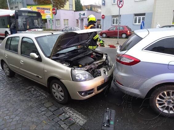 Řidiče potrápila mokrá silnice