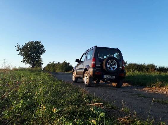 Suzuki Jimny je parťák pro cesty i necesty. Je vysazený na zdolávání „kozích“ stezek, i když bourat byste v něm nechtěli. Jak jezdí coby ojetina?